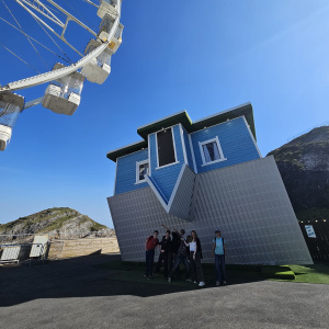 la Upside down house à Mumbles
