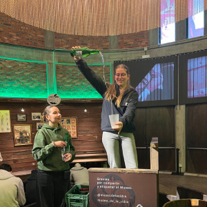 Lisa sert le cidre à l'asturienne, escancia la sidra