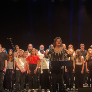 la chorale du collège et leur chef de coeur Mme Barbey