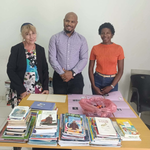 Sylvie Labigne Le Monze accueillie chaleureusement par Suzana Su Correia, professeure de français, et Domingos Lobo, directeur du Lycée de Sal Rei à Boa Vista