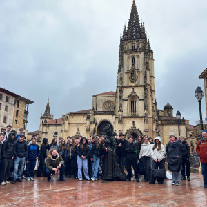Groupe devant la cathédrale d'Oviedo