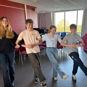 Elèves de 3è et correspondants s'initient à la danse bretonne