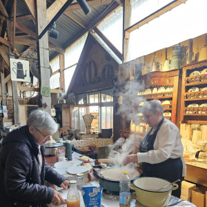 Préparation des crêpes au Musée des vieux métiers