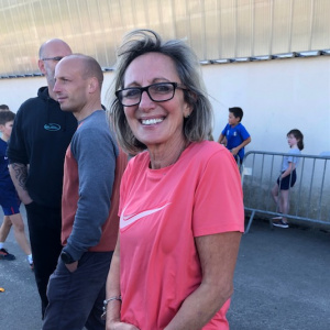 Mme Canavet parmi les coureurs adultes qui ont soutenu la course solidaire